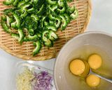 Hình bước làm 2 của món Trứng chiên khổ qua rừng