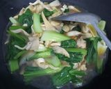 Foto langkah ke 5 dari resep Tumis pokcoy mix jamur tiram.