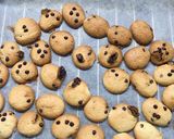 Hình bước làm 3 của món Cookie nho khô và sô cô la chip