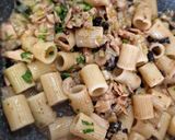 Foto del paso 5 de la receta Pasta con atún de mamá, cremosa (con cebollita de verdeo, alcaparras y aceitunas negras)