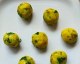 A picture of step 2 of Ulta pulta mini vadapav bites.