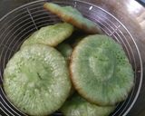 Foto langkah ke 5 dari resep Kue cucur pandan.
