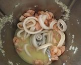 Foto del paso 3 de la receta: Tallarines con salsa de calamares y camarones al ajillo