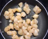 Hình bước làm 2 của món Mì than tre sò điệp xào bơ tỏi topping phomai rắc