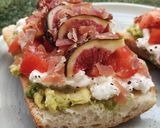 Foto del paso 9 de la receta: Torrada de queso cottage, tomate, aguacate e higos con jamón