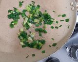 Foto del paso 1 de la receta: Arepas de cebollín rellenas de queso
