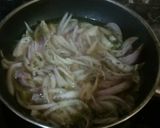 Foto del paso 2 de la receta Longanizas encebolladas al vino blanco