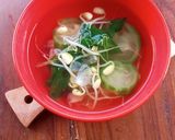 Foto langkah ke 3 dari resep Sayur Bening Oyong, Kemangi & Kecambah.