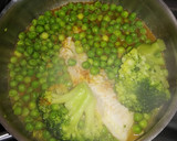 Foto del paso 4 de la receta: Guisantes y brócoli con merluza desmenuzada