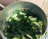 Hình bước làm 4 của món Canh rau dền nấu mướp và tôm