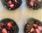 Une image de l'étape 1 de Petits clafoutis légers aux fruits rouges 🍓🫐.