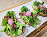 Foto del paso 4 de la receta: Tosta de camembert, canónigos y anchoas