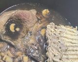 Foto del paso 3 de la receta: Ramen de carne, fideos zucchini y champiñones