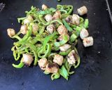 Une image de l'étape 6 de Saucisses aux poivrons verts et épices créoles.