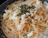 Foto del paso 7 de la receta: Pasta con espinacas, gambas y beicon