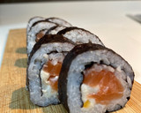 Foto del paso 8 de la receta: Sushi casero- Maki de aguacate, salmón y langostino con queso crema