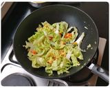 รูปขั้นตอนการทำที่ 6 ของ มาม่าผัดไข่นุ่ม