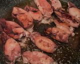 Foto del paso 2 de la receta: "CHIPIRONES EN SU TINTA CON PATATAS Y BERBERECHOS"