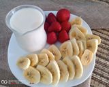 Foto langkah ke 1 dari resep Banana Strawberry Smoothie.