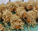 Foto langkah ke 2 dari resep Mie menggulung sosis goreng krispi.