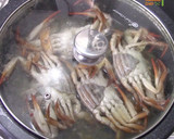 A picture of step 2 of Simple Boiled Crab.