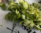 Une image de l'étape 1 de Sauce verte à la moutarde, ail et persil.