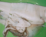 Foto del paso 2 de la receta: Calamar a la plancha con langostinos al ajillo
