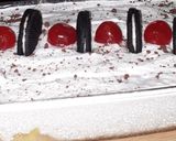 A picture of step 4 of Oreo creamy dessert with marrie biscuit and plain cake.