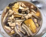 Foto langkah ke 4 dari resep Tumis Jamur Shimeji Ayam dan Tahu.