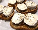 Une image de l'étape 1 de Tartines chèvre et confit d’oignon au miel 🍯.