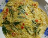 Foto langkah ke 2 dari resep Telur dadar kemangi.