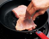 東販小食堂：香煎雞腿肉的食譜步驟5照片