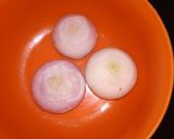 A picture of step 1 of Laccha Onion Salad.