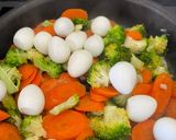 Foto langkah ke 6 dari resep Tumis Telor Puyuh Brokoli Wortel.