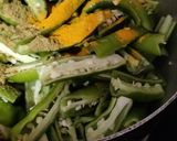 मसाला हरी मिर्च फ्राई(masala mirch fry recipe in hindi) रेसिपी चरण 3 फोटो