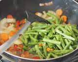 Foto langkah ke 4 dari resep Buncis campur-campur oseng wiken.