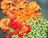 Gambar langkah 3 resipi 👩‍🍳Udang Goreng Kunyit (Mat Rock).