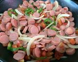 Foto del paso 2 de la receta: Huevo con salchichas viena