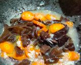 Foto langkah ke 3 dari resep Bekal sekolah, Tumis jamur kuping (1077).