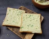 Foto langkah ke 2 dari resep Simple Garlic Bread.