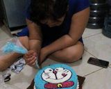 Foto langkah ke 4 dari resep Kue ultah doraemon.