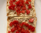 Foto del paso 3 de la receta: Tostada con lomo adobado, queso cottage, tomate, huevo cocido y cebolla frita