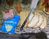 Foto del paso 1 de la receta: Tostas de jamón York, tomate y queso