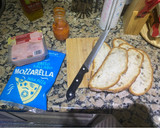 Foto del paso 1 de la receta: Tostas de jamón York, tomate y queso