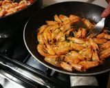 Foto del passaggio 4 della ricetta Linguine e mazzancolle fresche al sugo