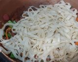 Foto langkah ke 5 dari resep Kwetiau Goreng Ayam Sosis.