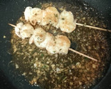 Foto del paso 3 de la receta: Aperitivo piruletas de gambas en salsa verana