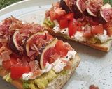 Foto del paso 9 de la receta: Torrada de queso cottage, tomate, aguacate e higos con jamón
