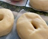 Une image de l'étape 3 de Donuts au sucre et glaçage caramel.