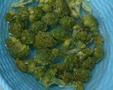 Foto langkah ke 1 dari resep Brokoli Rebus & Sambal Terasi Kecombrang.